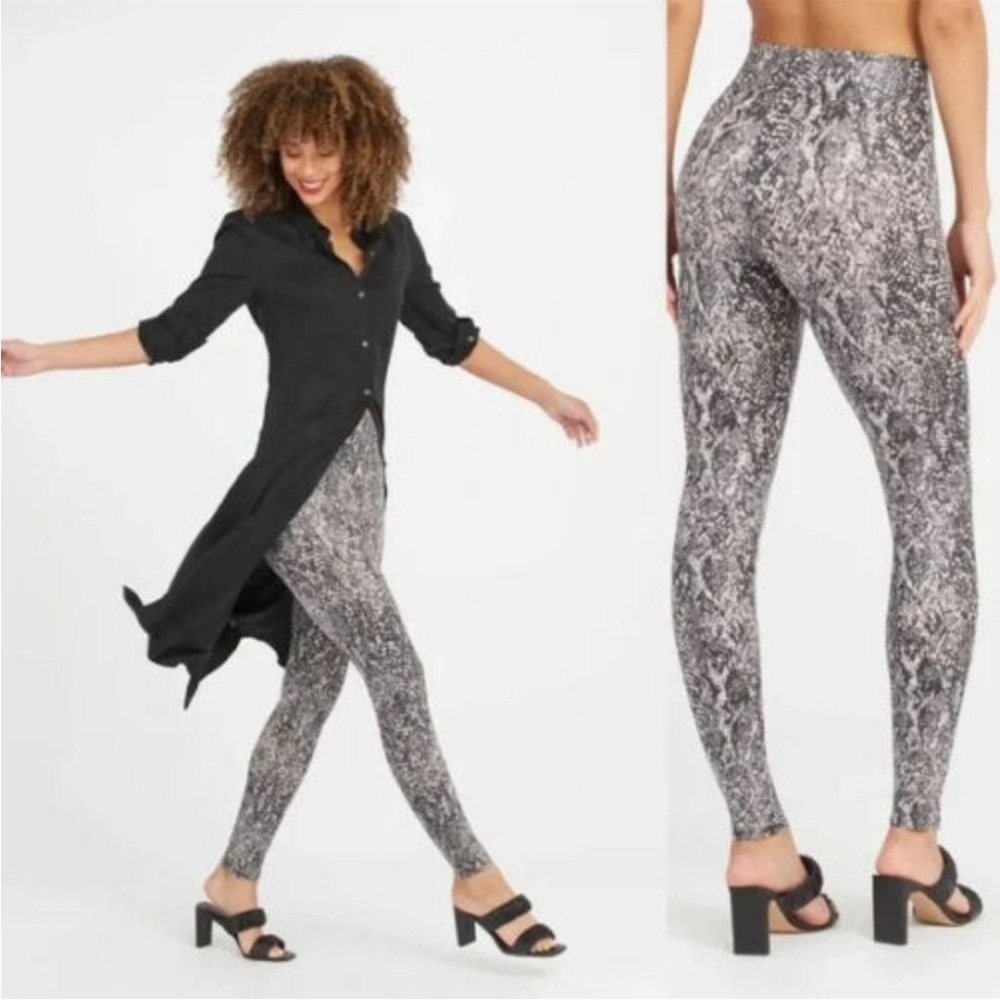 NWT SPANX Faux Leather Snake Shine Leggings Grey Snake Size Medium‎